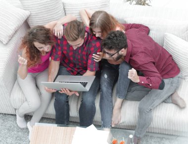 Fotoğraf laptop arıyorum arkadaş grubu.