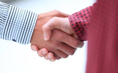 closeup.Handshake Yöneticisi ve müşteri