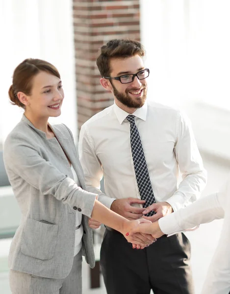 Assistente sênior olha para os parceiros de negócios handshake . — Fotografia de Stock