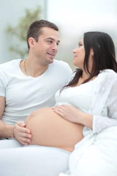 Zwangere vrouw met haar man thuis ontspannen — Stockfoto