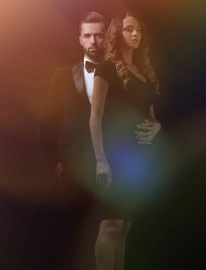 şık erkek ve kadın yan yana studio poz.