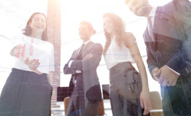 Yönetici kadın iş ekibi ile söz