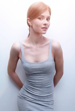 Güzel bir genç kadının modern portresi..