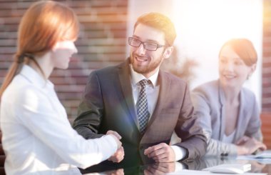 ofiste iş arkadaşları arasında dostça el sıkışma