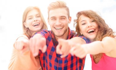 gençlerin eller ileri gösterilen üç mutlu portre