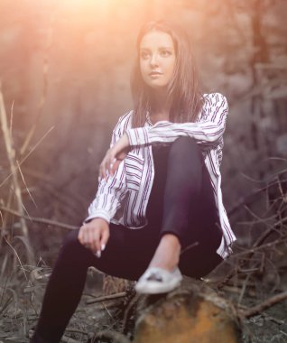 bir oturum açma oturan güzel genç kadın