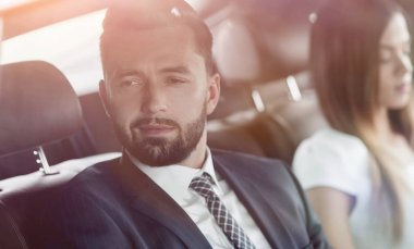 adam iş taksi ile seyahat bir meslektaşım icra ile.