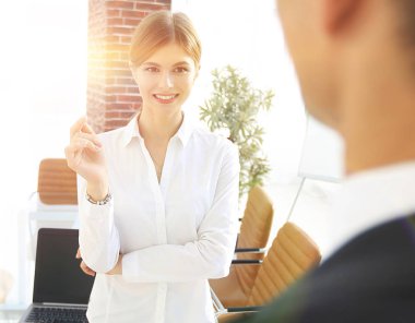 Tarafsız bakış. Tamamen büyümüş. Kendine güvenen genç bir kadın güvenli bir şekilde ilerliyor..