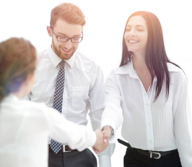 bir meslektaşım ile el sıkışan genç iş kadını