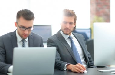 Teklifini iş ortağına açıklayan işadamı