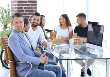 Toplantı ofiste patron ve iş takım