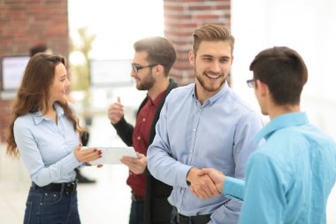 İnsanlar kim ayakta ve tartışmak iş grup.