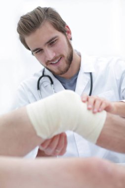 closeup inceleyerek bir doktor hastanın bacağı yaralı