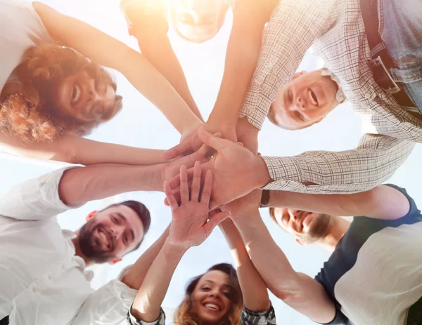 Geschäftsteam mit zusammengeklammerten Händen — Stockfoto