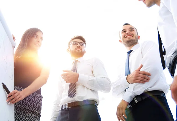 Joven mujer de negocios es colegas sus ideas en el rotafolio . — Foto de Stock