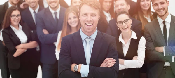 Hombre de negocios feliz de pie en el fondo de su equipo de negocios . — Foto de Stock