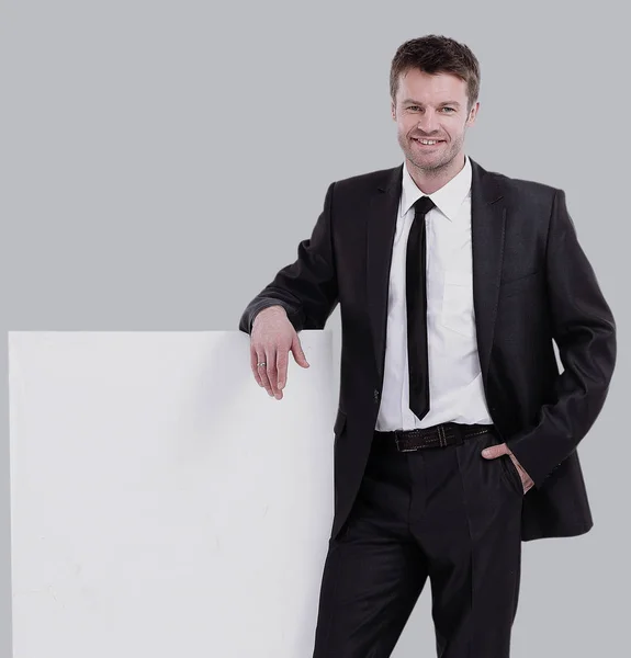 Retrato de homem de negócios feliz posando com espaço de cópia — Fotografia de Stock