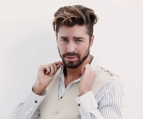 Un hombre ajusta el cuello de una camisa blanca — Foto de Stock