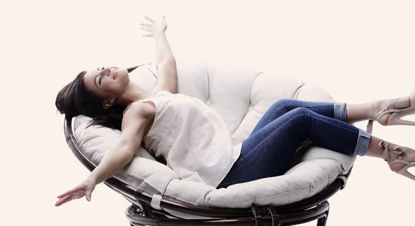 Jeune femme moderne relaxant dans une chaise douce confortable ronde — Photo