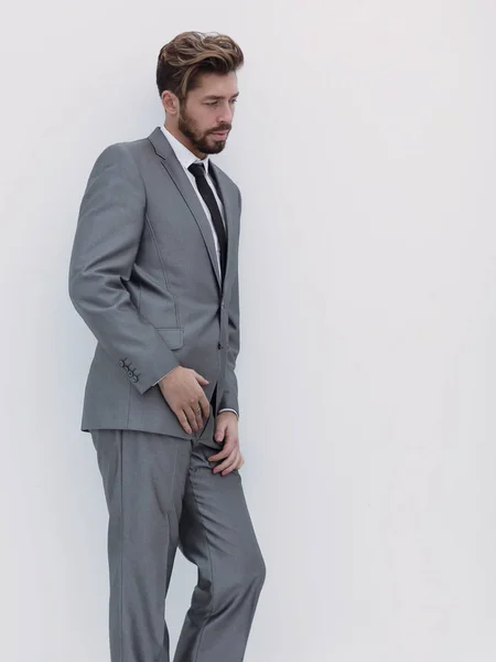 Vista lateral de un hombre arrogante y elegante en traje — Foto de Stock