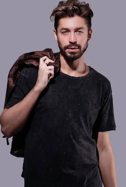 Porträt eines trendigen bärtigen Mannes auf grauem Hintergrund — Stockfoto