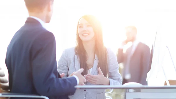 Mujer de negocios estrechando la mano con un socio de negocios . —  Fotos de Stock