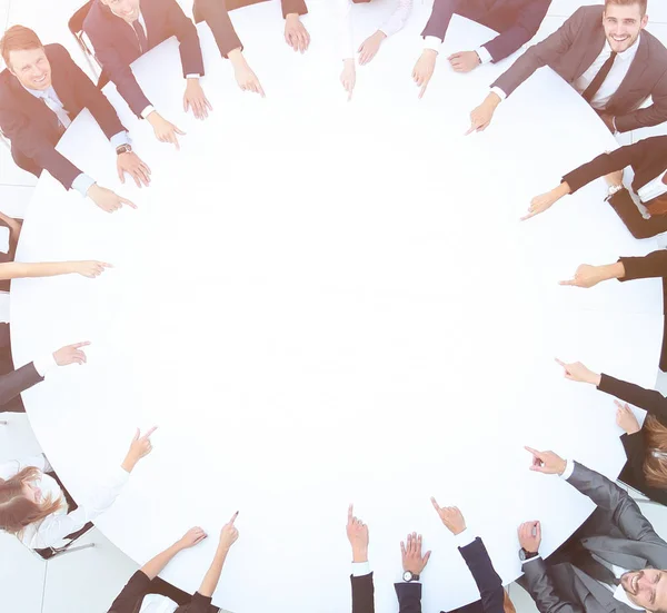 Grupo de empresarios que se sientan en la mesa redonda. los busines — Foto de Stock