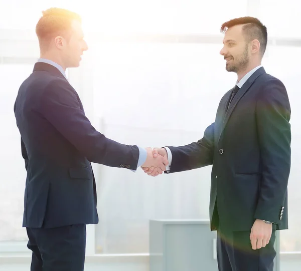 Finanční partneři handshake na chodbě úřadu — Stock fotografie