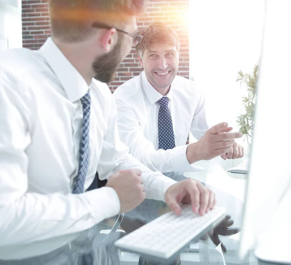 Los empleados discuten temas de negocios en la sala de computadoras —  Fotos de Stock