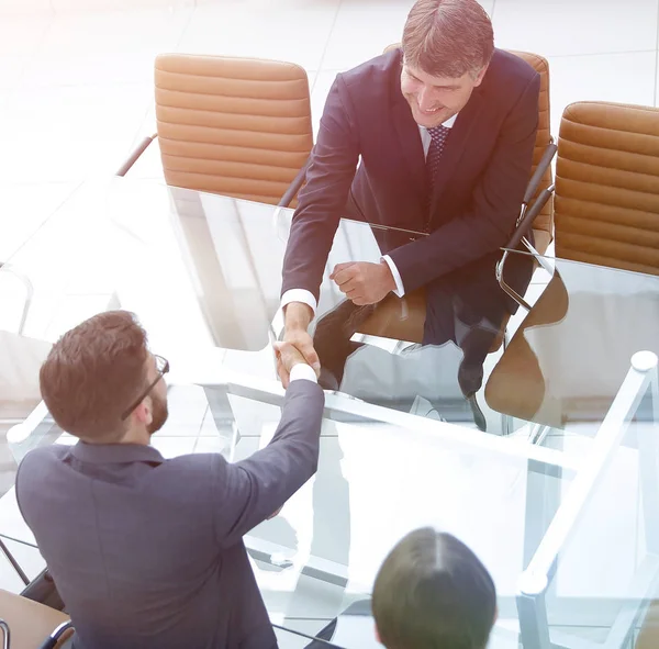 Handslag över bordet med finansiella partner — Stockfoto