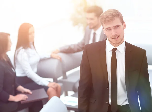 Portret van zelfverzekerde zakenman op achtergrond van kantoor. — Stockfoto