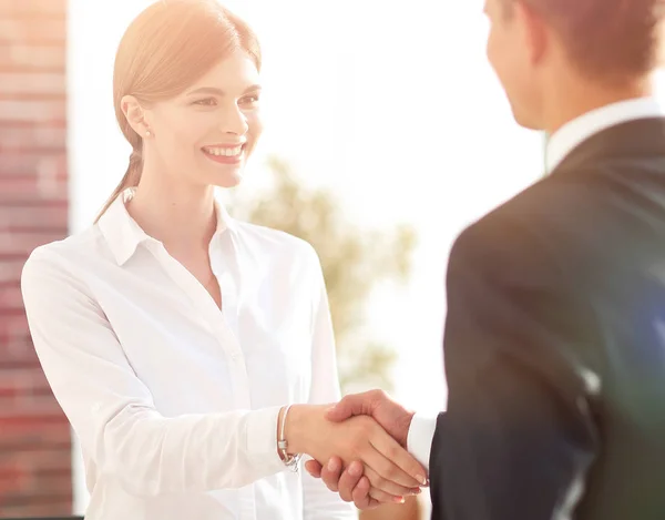 Handshake mladá podnikatelka s kolegou — Stock fotografie