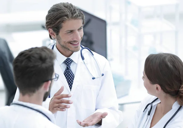 Groupe de médecins parlant — Photo