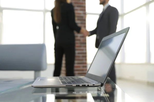 Laptop na mesa, aperto de mão de fundo — Fotografia de Stock