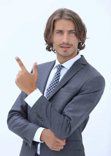 Un homme d'affaires jeune et beau pointant du doigt — Photo