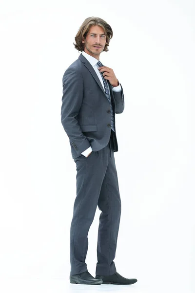 Бізнесмен випрямляє краватку ізольовано на білому тлі — стокове фото
