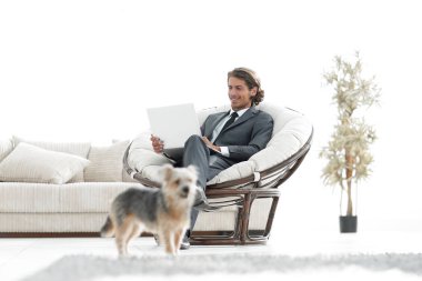 oturma odasında dizüstü bilgisayar ile modern iş adamı.