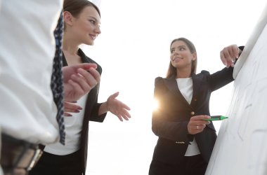 flipchart üzerinde bir marker ile işaret iş kadını