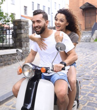 Genç çift sürme motosiklet City