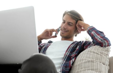 başarılı bir adam bir Smartphone-e doğru bahsediyoruz Close-Up