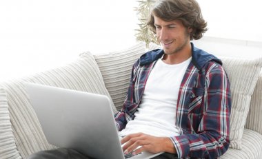 genç adam kanepede oturan laptop çalışma