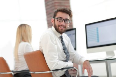 ekranın önünde oturan deneyimli programcılar.