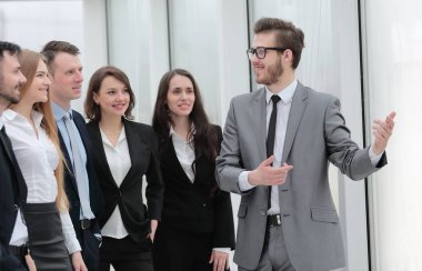 eğitim iş ekibi ile işadamı yürütmektedir
