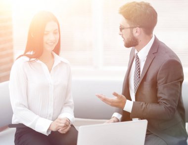 sözleşme imzalamadan önce işle ilgili belgeleri tartışırken iş ortakları.