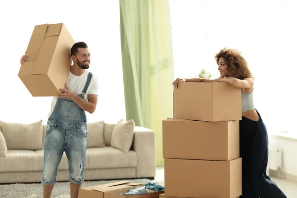 Familia joven está llevando cajas a un nuevo apartamento . — Foto de Stock