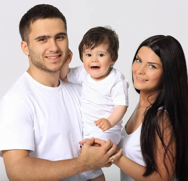 Glückliche Familie mit neugeborenem Baby auf weißem Hintergrund. — Stockfoto