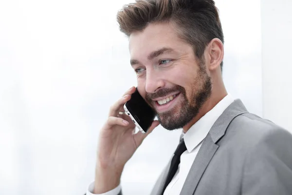 Üzletember beszél mobilon. — Stock Fotó