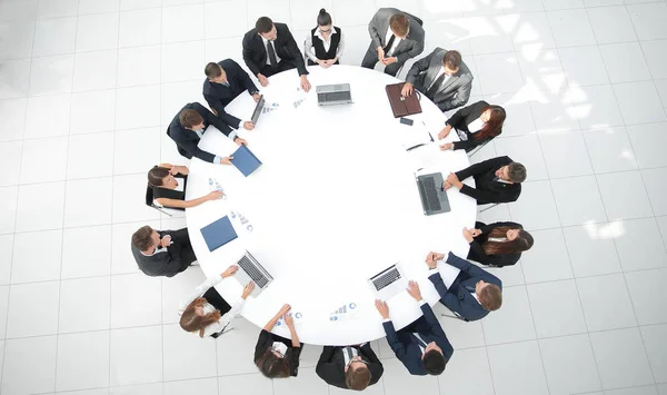 Θέα από την κορυφή της συνεδρίασης των μετόχων της εταιρείας στο στρογγυλό τραπέζι. — Φωτογραφία Αρχείου