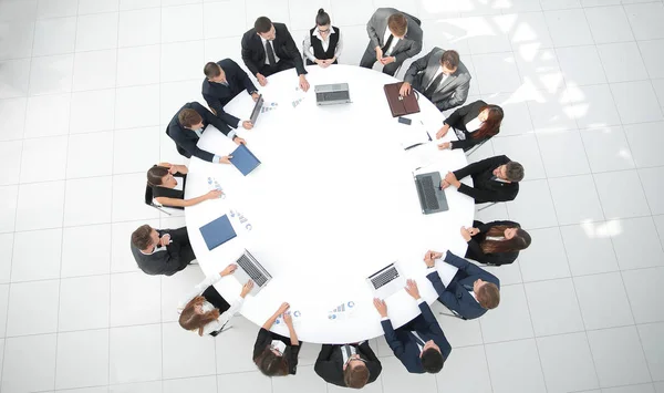 Vista desde el top.meeting de accionistas de la empresa en la mesa redonda . — Foto de Stock