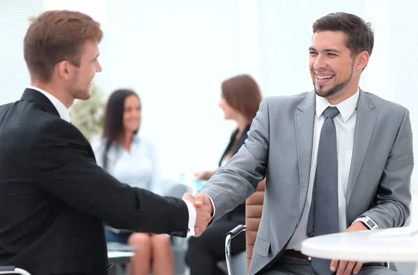 Handshake Manager et le client au bureau. — Photo